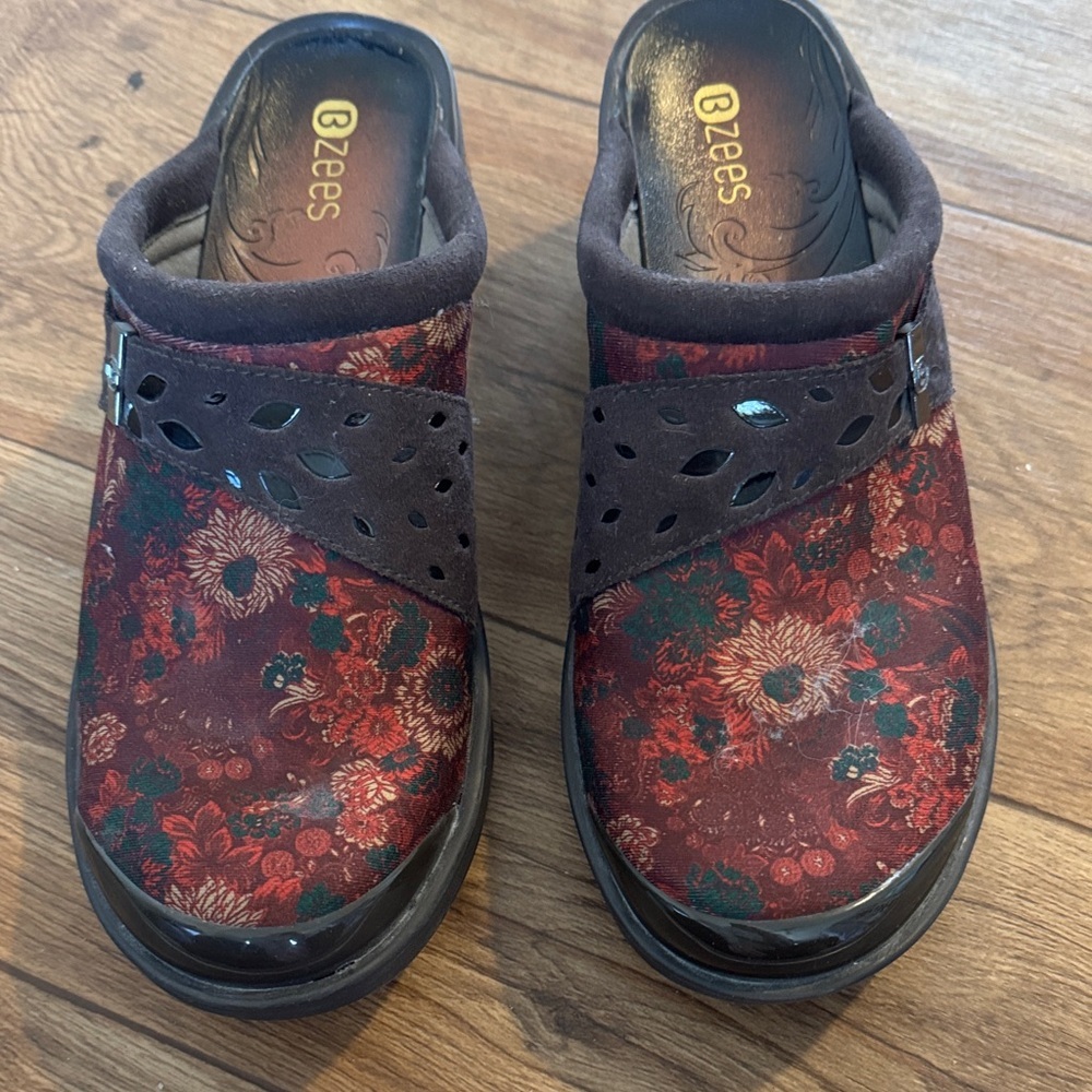 Bzees Women's Floral Mules - Burgundy and Black